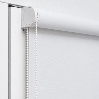 Estore rolo branco com corrente de controlo num ambiente de janela