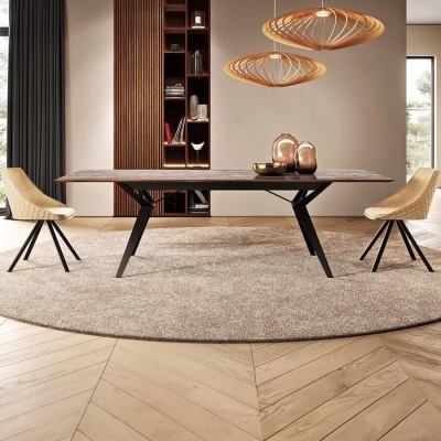 Mesa de jantar retangular com cadeiras bege e luminárias de madeira em sala moderna