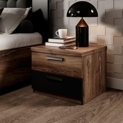 Mesa de cabeceira em madeira com gavetas preto e castanho, candeeiro preto, caneca branca e livros