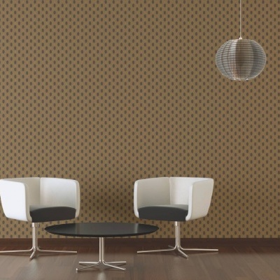 Sala com duas cadeiras brancas e pretas, mesa de centro preta e papel de parede castanho com padrão de folhas