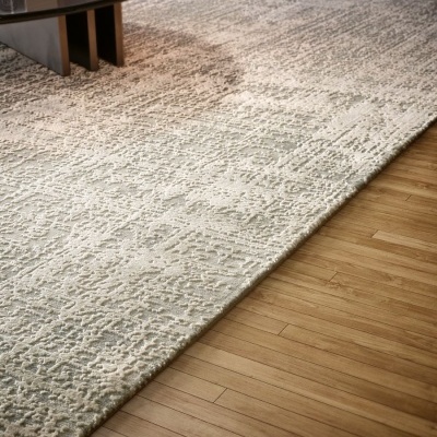 Tapete neutro com padrão texturizado sobre chão de madeira clara