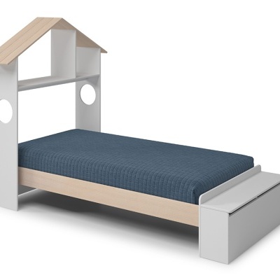 Cama individual em madeira branca e clara com colchão azul e cabeceira em forma de casinha