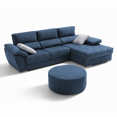 Sofá de canto azul escuro com almofadas cinza claro e pufe redondo azul