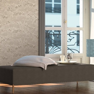 Banco/cama retangular cinzento-escuro com estrutura dourada numa sala com janela e cortinas brancas