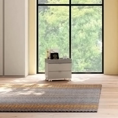 Cajonete branco com gavetas, janela grande e tapete cinza e amarelo