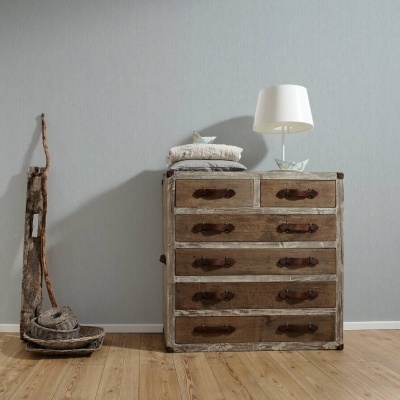 Cómoda de madeira rústica com seis gavetas e objetos decorativos em cima