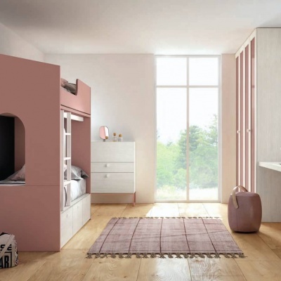 Quarto infantil moderno com cama e armário, decoração clara e tapete castanho.