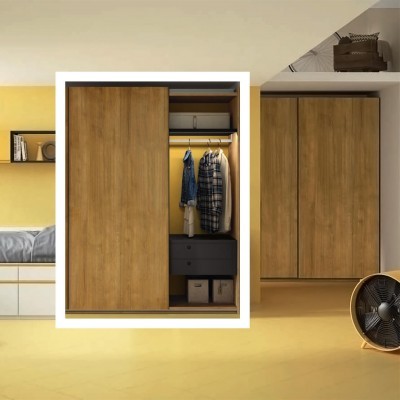 Guarda-roupa de madeira castanho claro com portas deslizantes e interior organizado