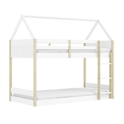 Cama dupla com estrutura branca e madeira clara em formato de casa com escada lateral