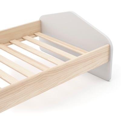 Cama de solteiro com estrutura de madeira clara e cabeceira cinza claro