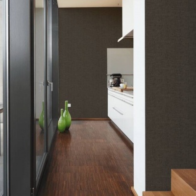 Cozinha branca moderna com chão de madeira escura e porta de vidro para área exterior