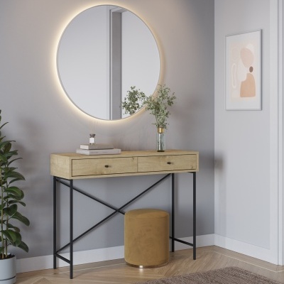 Móvel consola em madeira clara com três gavetas e estrutura em metal preto, espelho redondo com luz LED embutida