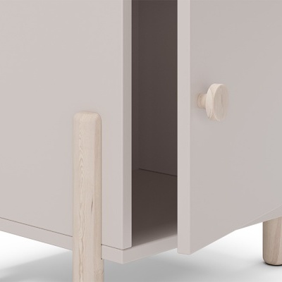Armário cinzento com pernas e puxadores de madeira clara