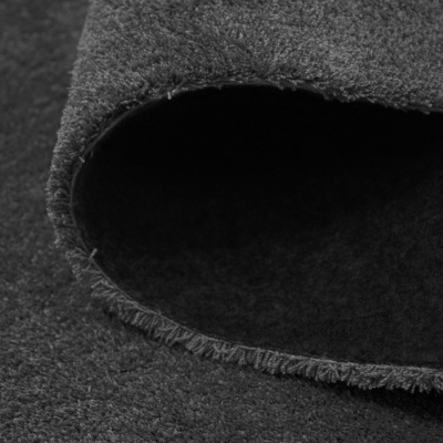 Tapete cinzento de tecido felpudo com bordas acabadas