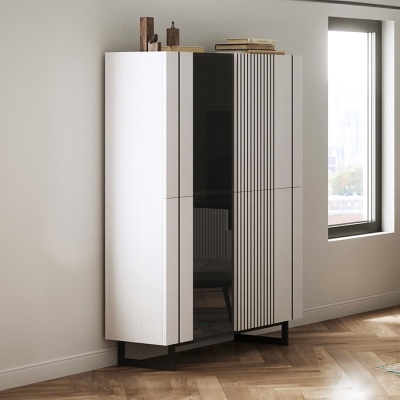 Armário moderno branco com portas de vidro preto e detalhes verticais ao lado de janela