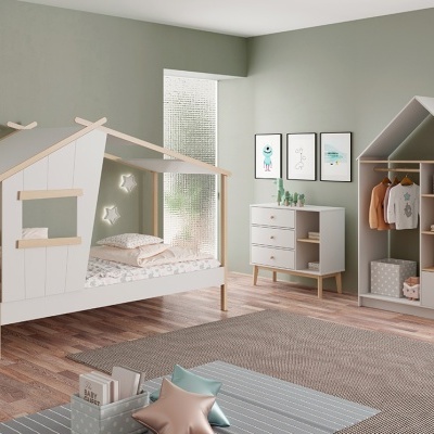 Quarto infantil com cama em forma de casa e mobiliário de madeira clara e branca.