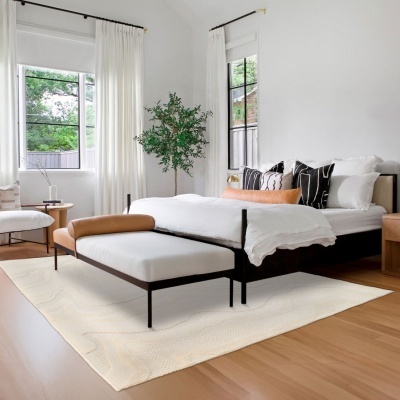 Quarto moderno com cama, almofadas e banco