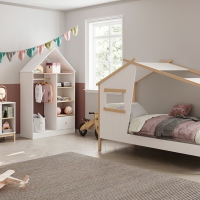 Quarto infantil com cama casinha em madeira, armário branco, tapete cinza e brinquedos de madeira