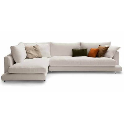 Sofá em 'L' bege com chaise longue e almofadas coloridas