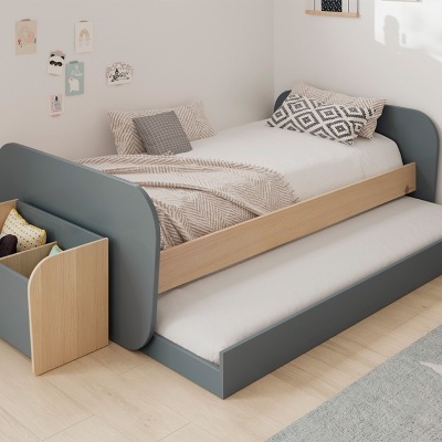 Cama infantil com cama auxiliar e organizador, tons azul escuro e madeira clara