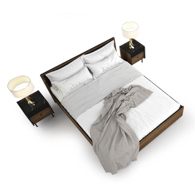 Cama de casal com roupa de cama branca, manta cinza, mesas-de-cabeceira e candeeiros
