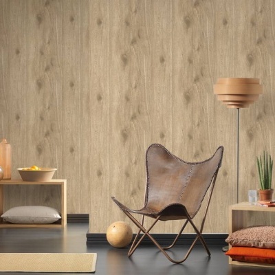 Cadeira de tela castanha e móveis em madeira clara num espaço interior decorativo.