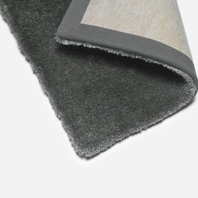 Tapete cinza escuro com borda cinza clara e verso antiderrapante bege
