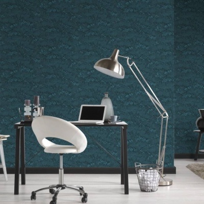 escritório com secretária, cadeira branca, candeeiro prateado e parede azul