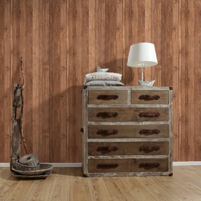 Cómoda rústica de madeira com lâmpada e almofadas, parede e chão em madeira.