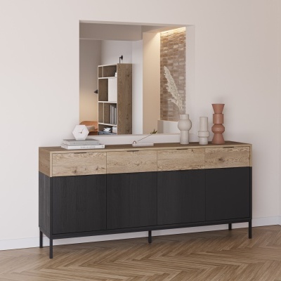 Aparador de madeira preto e claro com decoração e chão de madeira