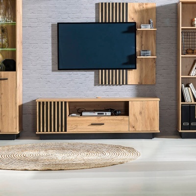 Móvel TV em madeira clara com detalhes ripados pretos e televisão montada numa parede branca de tijolo.