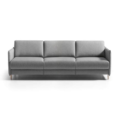 Sofá cinzento claro de três lugares com pés claros em fundo branco