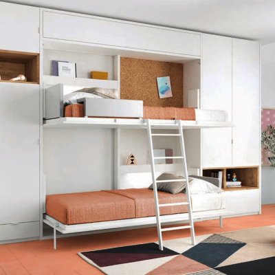 Cama dupla embutida em móvel branco com colchões cor ferrugem e painel de cortiça