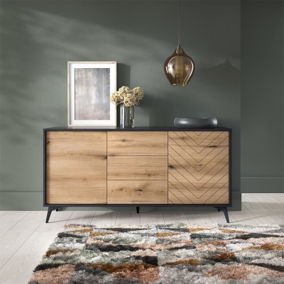 Aparador de madeira natural com estrutura preta e padrão em V, com decoração e luminária pendente