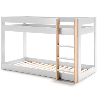 Cama de beliche branca e madeira clara em fundo branco