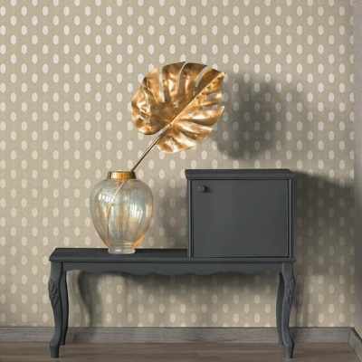 Banco cinza escuro com vaso vidro e folha dourada contra parede bege com padrão