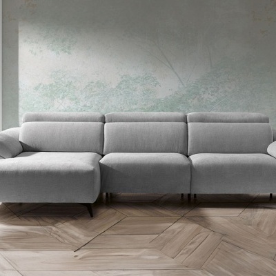 Sofá cinzento claro com chaise longue num ambiente interiores