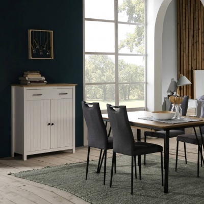 Sala de jantar moderna com mesa de madeira, cadeiras cinza, aparador branco e janela grande