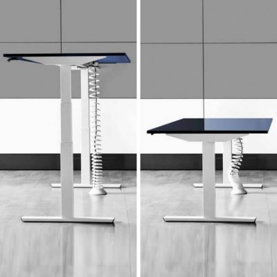 Mesa ajustável de escritório com tampo escuro e estrutura branca em duas alturas diferentes