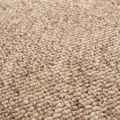 Tapete bege de fibras naturais com textura em laços grossos