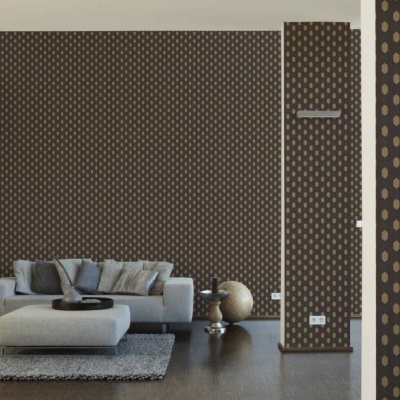 Sala de estar moderna com parede castanha de bolinhas douradas e sofá cinzento