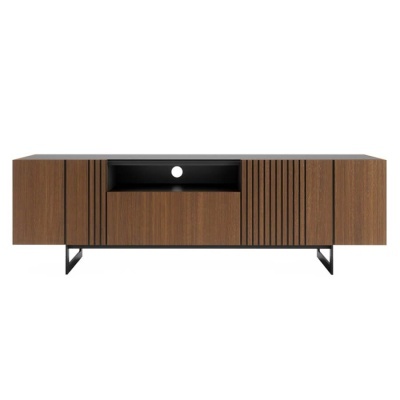 Aparador em madeira castanha com armários e compartimento aberto, pernas metálicas pretas