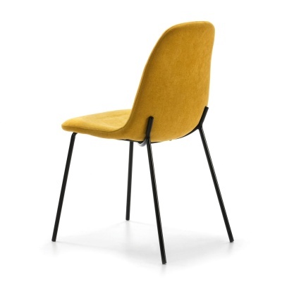 Cadeira moderna amarela com estrutura metálica preta