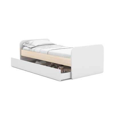 Cama individual com gavetão inferior aberto e roupa de cama branca e cinza clara.