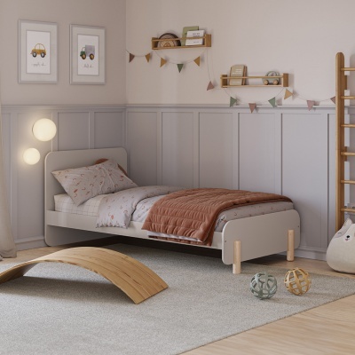 Quarto infantil com cama cinzenta e roupa de cama castanha e bege, lâmpada de globos brancos e decoração colorida na parede