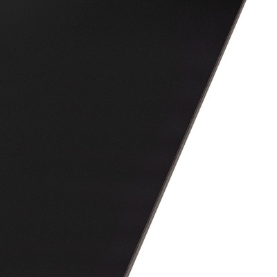 Canto de uma placa preta lisa sobre fundo branco