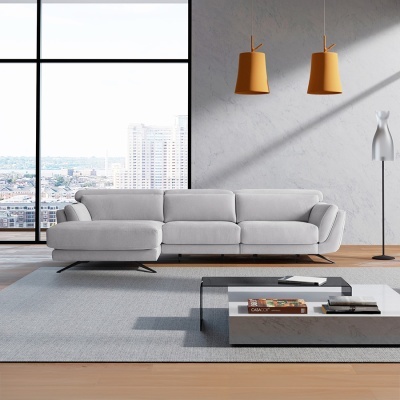 Sofá cinza claro de tecido com chaise longue e mesa de centro num espaço interior moderno