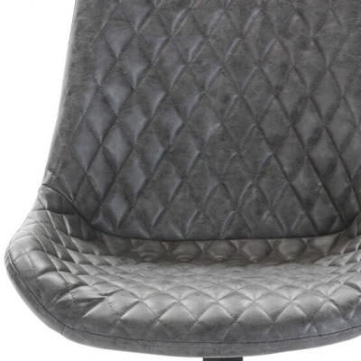Cadeira estofada cinza com padrão acolchoado em losangos