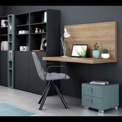 Espaço de trabalho com secretária suspensa em madeira clara, cadeira cinzenta, móvel com rodas e estantes cinzentas contra parede escura