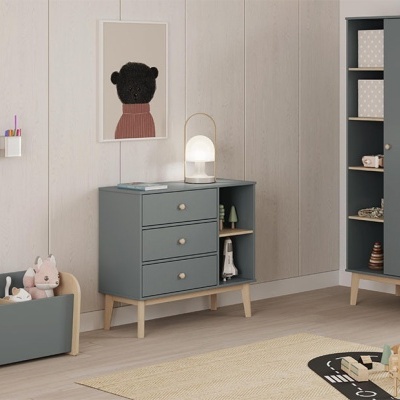 Mobília infantil cinzenta e madeira clara num quarto com brinquedos e decoração minimalista